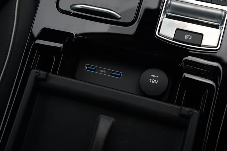 Land Rover Discovery 12V Front Power Outlet