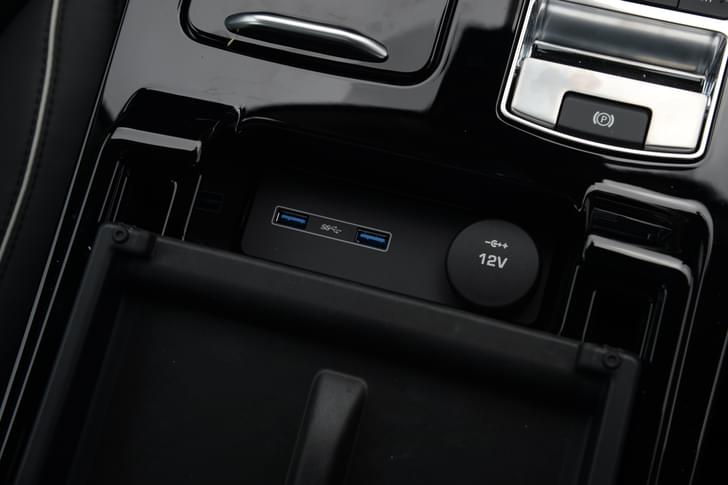 Land Rover Discovery 12V Front Power Outlet