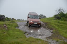 Land Rover Discovery Front Left Three Quarter