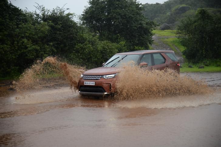 Land Rover Discovery Front View