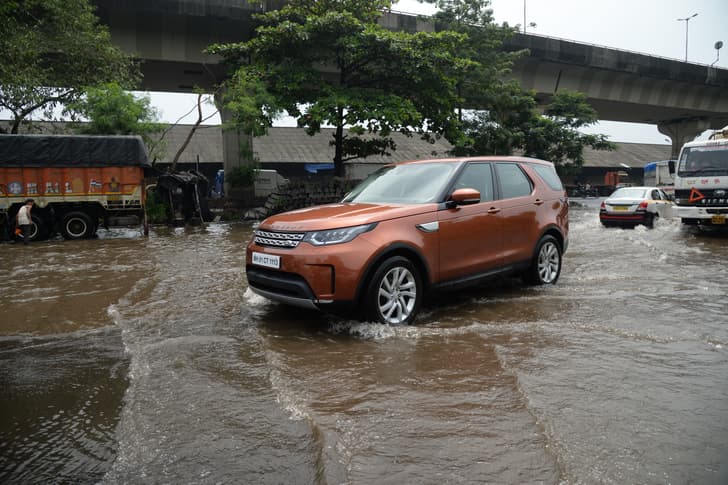 Land Rover Discovery Front Right Three Quarter