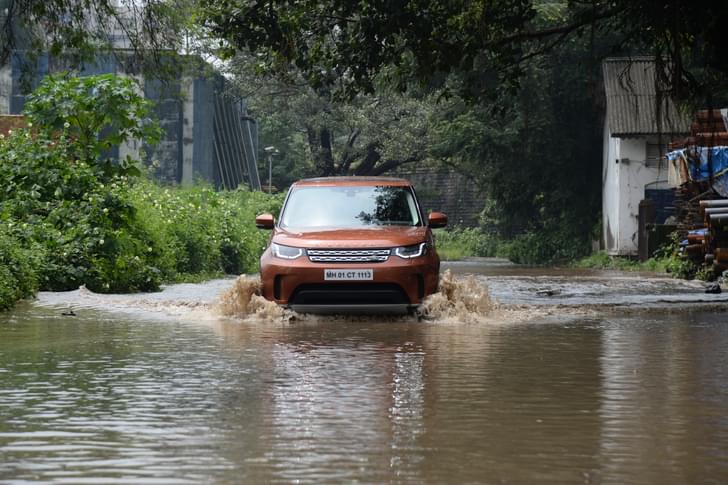Land Rover Discovery Front View