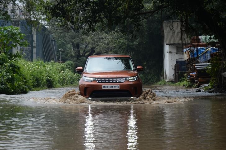 Land Rover Discovery Front View