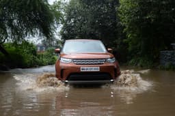 Land Rover Discovery Front Right Three Quarter