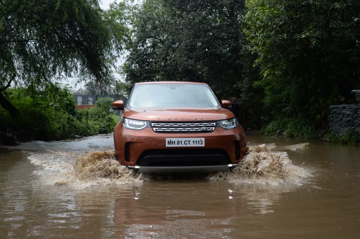 Land Rover Discovery Front Right Three Quarter