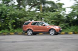Land Rover Discovery Front Right Three Quarter