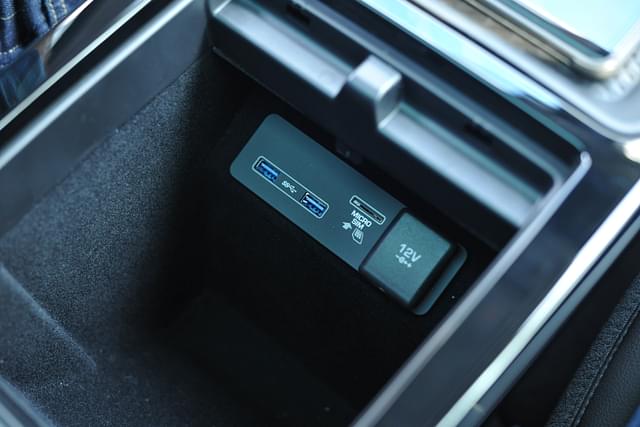 12v Power Outlets Image - 145