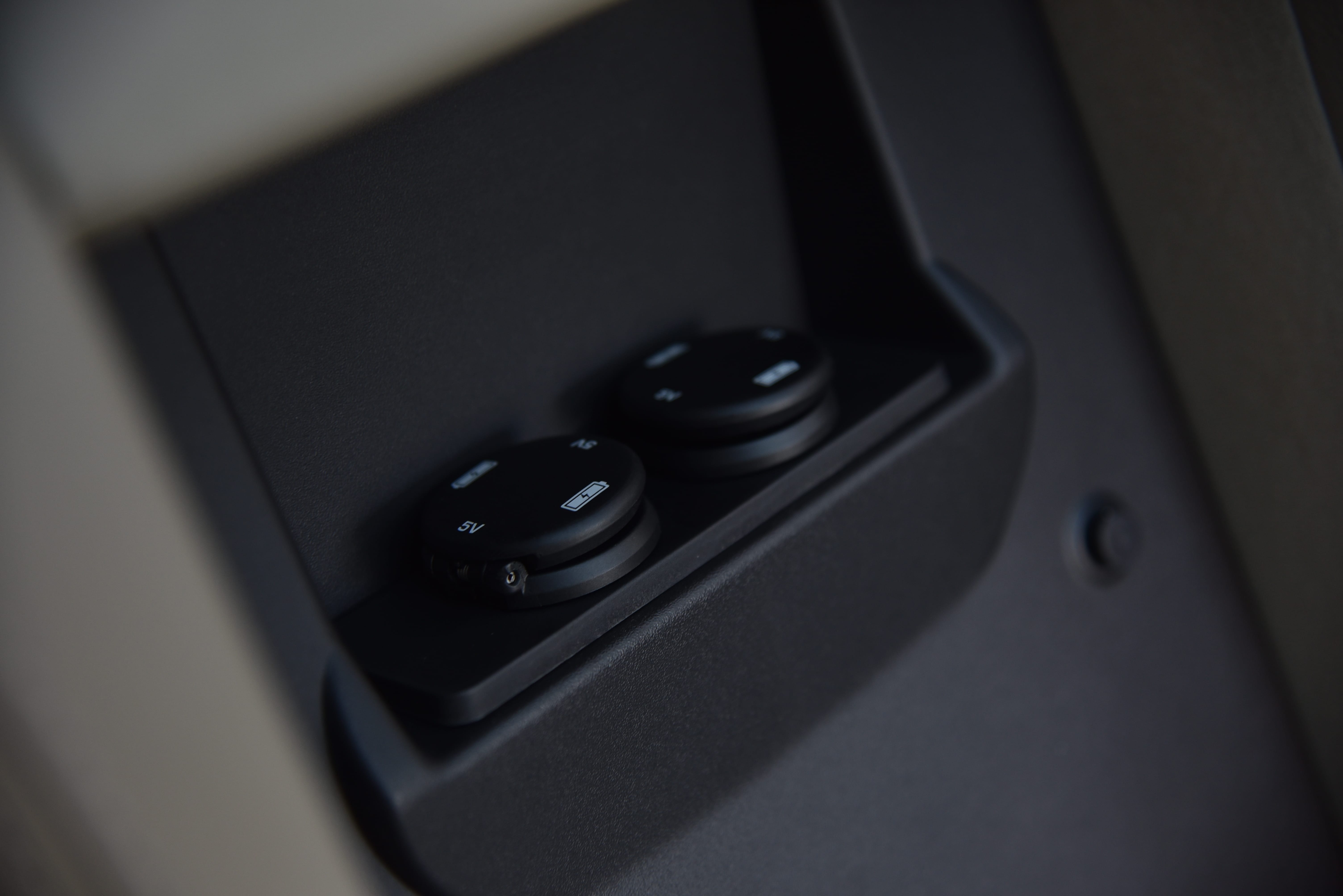 Land Rover Range Rover Velar Charging Ports Image – Range Rover Velar ...