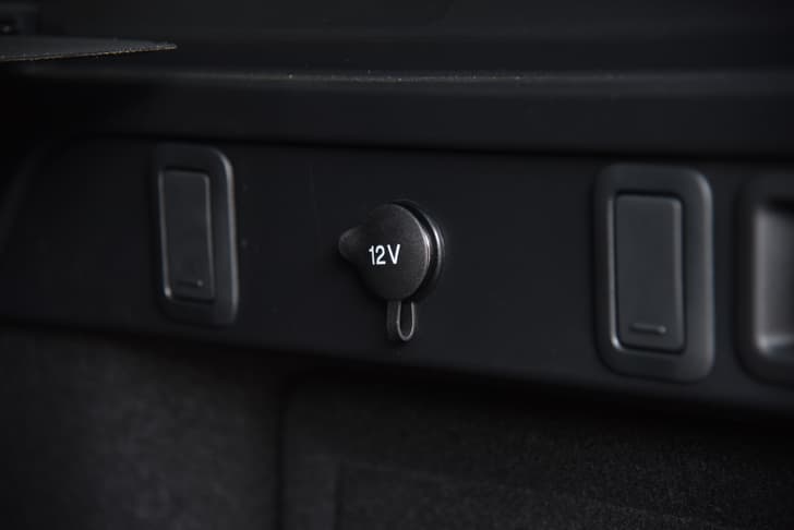Land Rover Range Rover Velar 12V Power Outlets