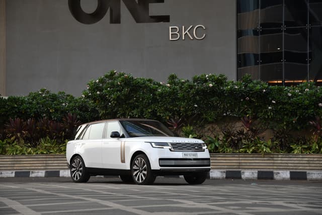 Range Rover Front Left Three Quarter Image - 3805