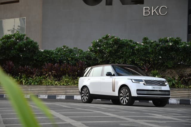 Range Rover Front Left Three Quarter Image - 3806
