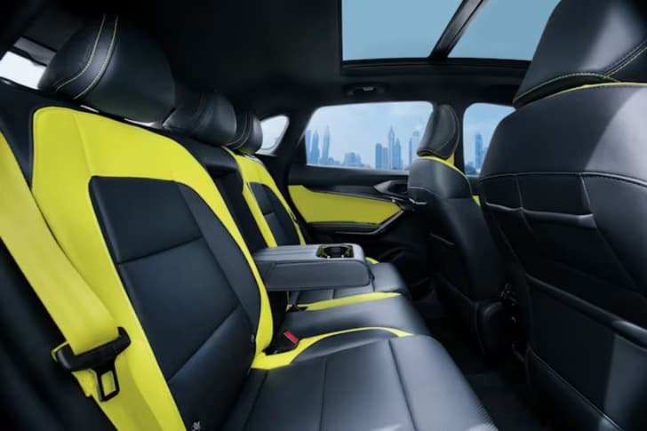 Mg New Astor Second Row Seats