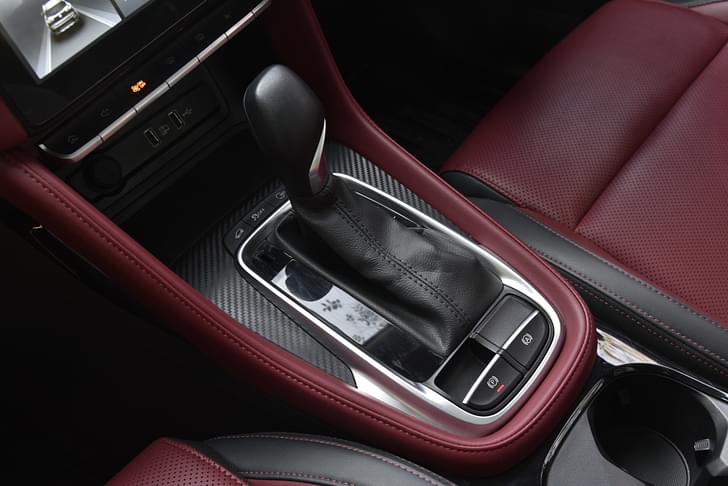 Mg Astor Front Row Seats