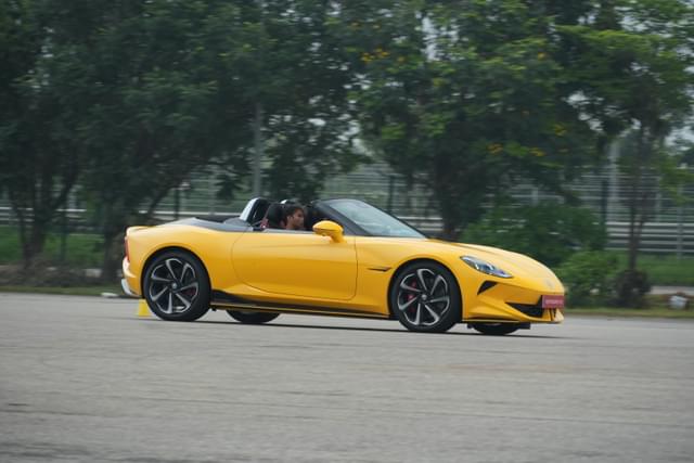 Front Right Three Quarter Image - 20169