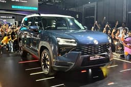 MG Hector Tomahawk PHEV Front Left Three Quarter