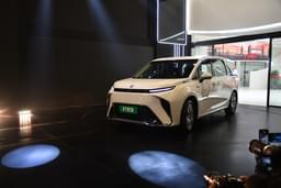 Mg M9 Front Right Three Quarter