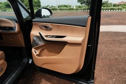 Mg M9 Front Row Seats