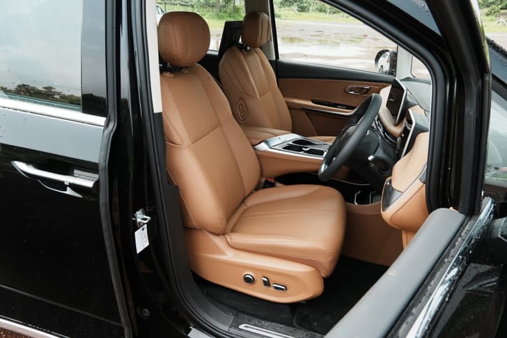 Mg M9 Front Row Seats