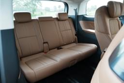 Mg M9 Second Row Seats