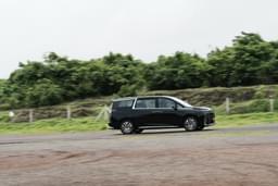 Mg M9 Front Right Three Quarter