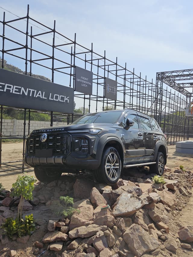 Front Left Three Quarter Image - 33009