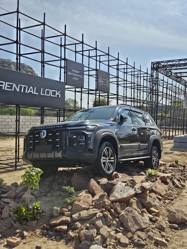 Front Right Three Quarter Image - 33011