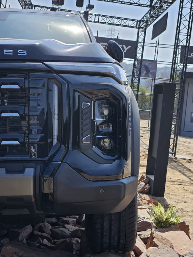 Front Right Three Quarter Image - 33003