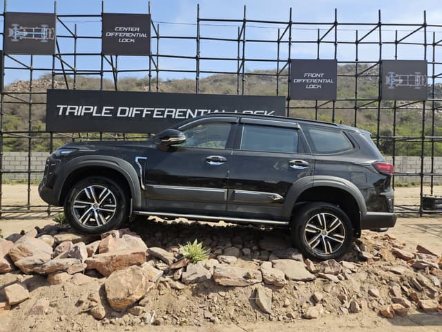 Front Right Three Quarter Image - 33004