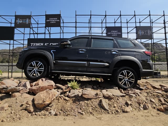 Front Right Three Quarter Image - 32997