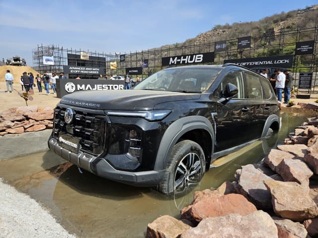 Front Left Three Quarter Image - 32992