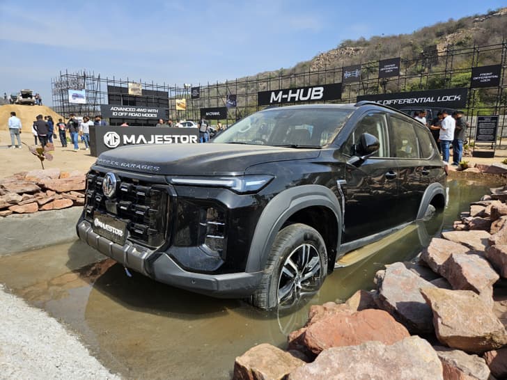 Mg Majestor Front Left Three Quarter