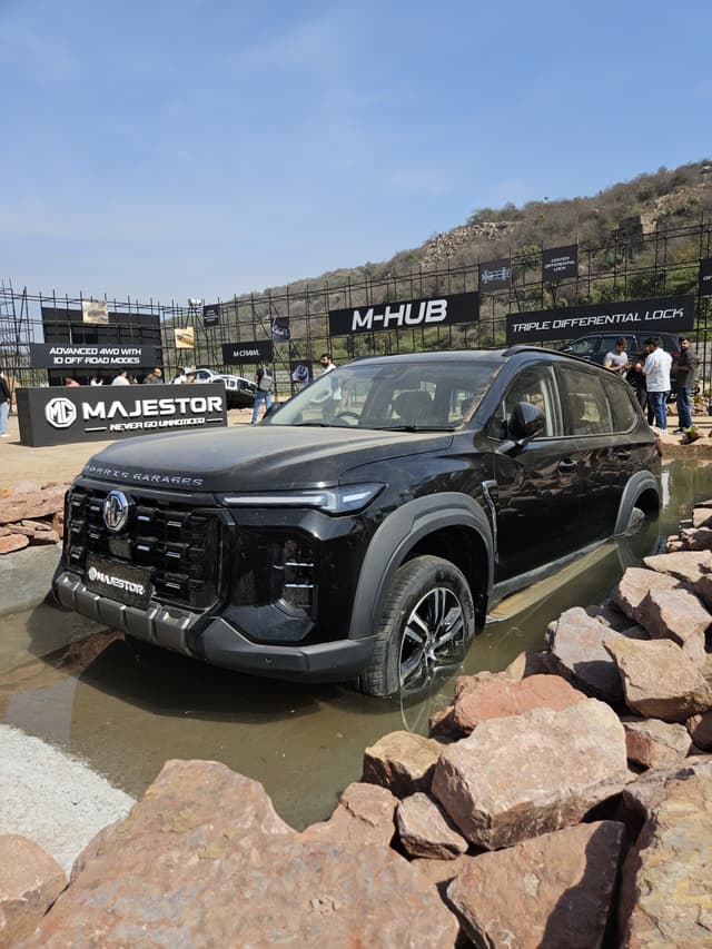 Front Right Three Quarter Image - 32993