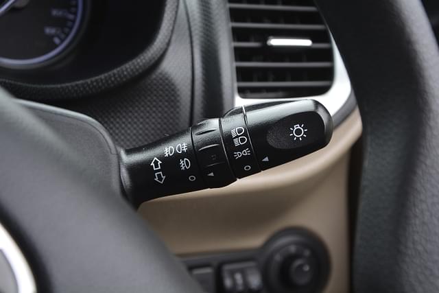 Steering Mounted Controls Image - 9065