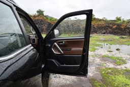 Mahindra Scorpio N Color Black, Brown