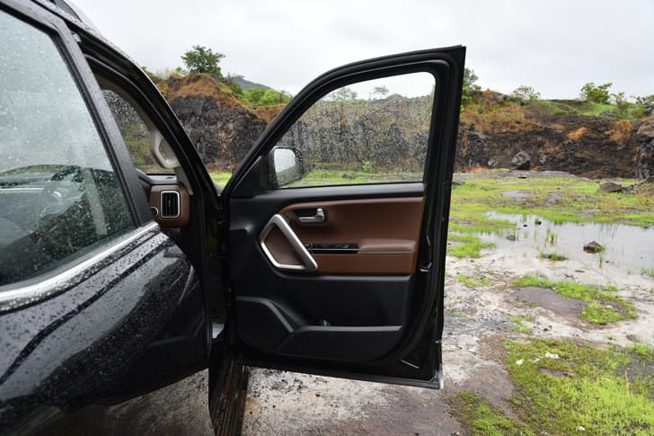 Mahindra Scorpio N Color Black, Brown
