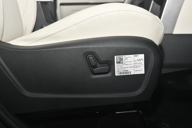 Mahindra Thar Roxx Color Ivory