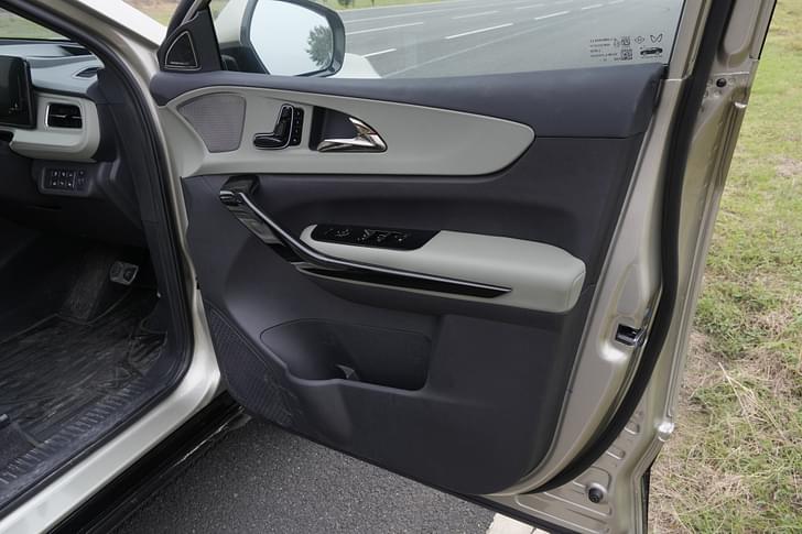 Mahindra Xev 9e Door Controls