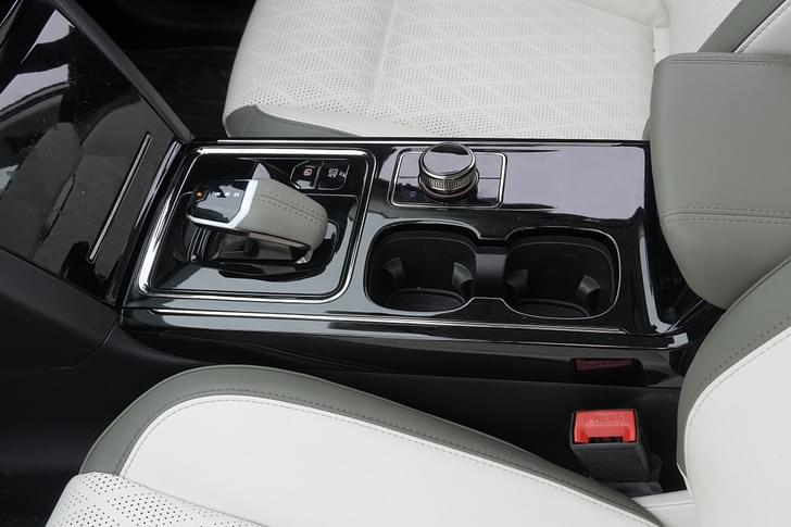 Mahindra Xev 9e Color White