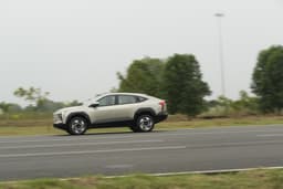Mahindra XEV 9e Front Right Three Quarter
