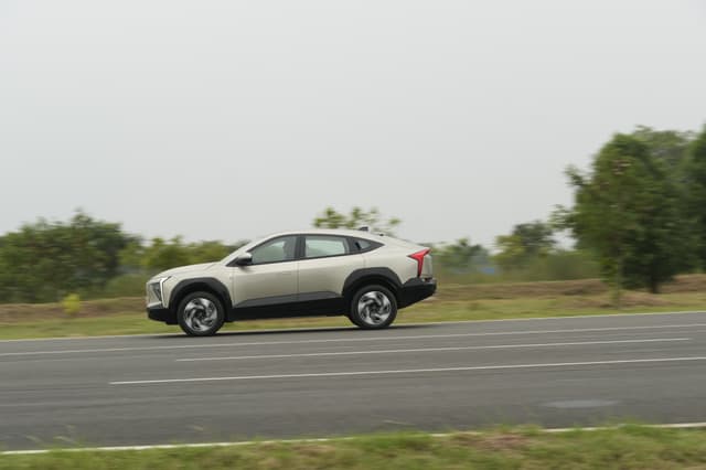 Mahindra XEV 9e Right Side View