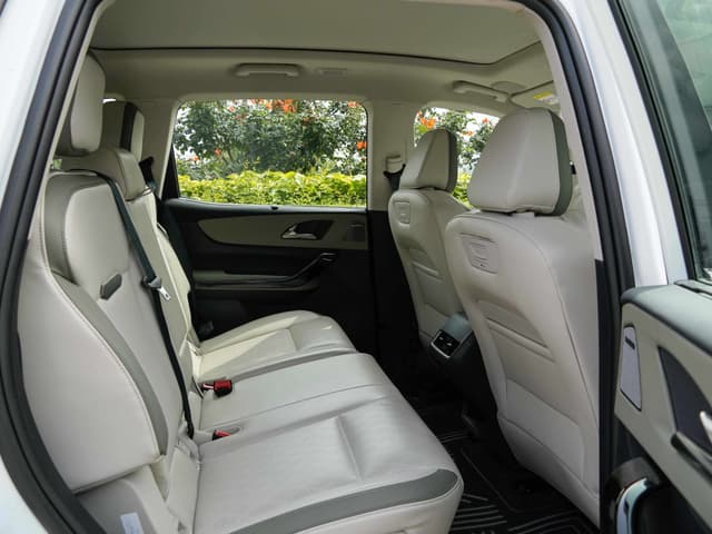 Second Row Seats Image - 30537