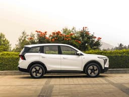 Mahindra Xev 9s Right Side View