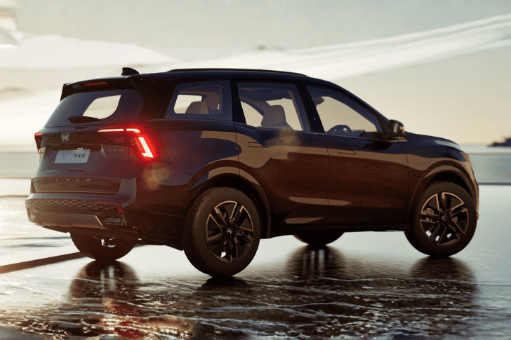 Mahindra Xuv 7xo Rear Right Three Quarter