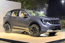 Mahindra Xuv 7xo Front Left Three Quarter