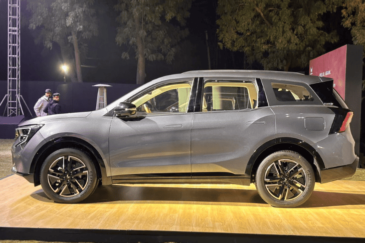 Mahindra Xuv 7xo Left Side View