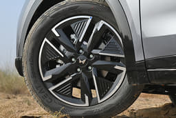 Mahindra Xuv 7xo Color Black, Silver