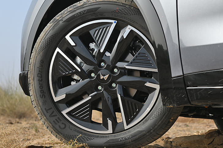 Mahindra Xuv 7xo Color Black, Silver