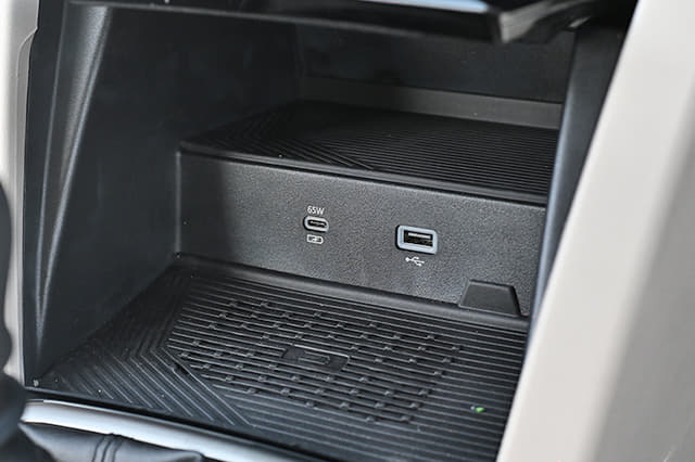 Front Charging Outlet Type Usb Type A, Usb Type C, Usb Type A And C Image - 31745