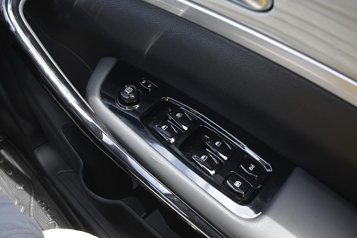 Mahindra Xuv700 Door Controls