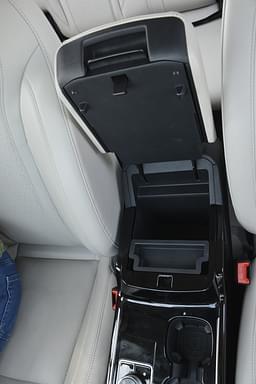 Mahindra Xuv700 Second Row Seats